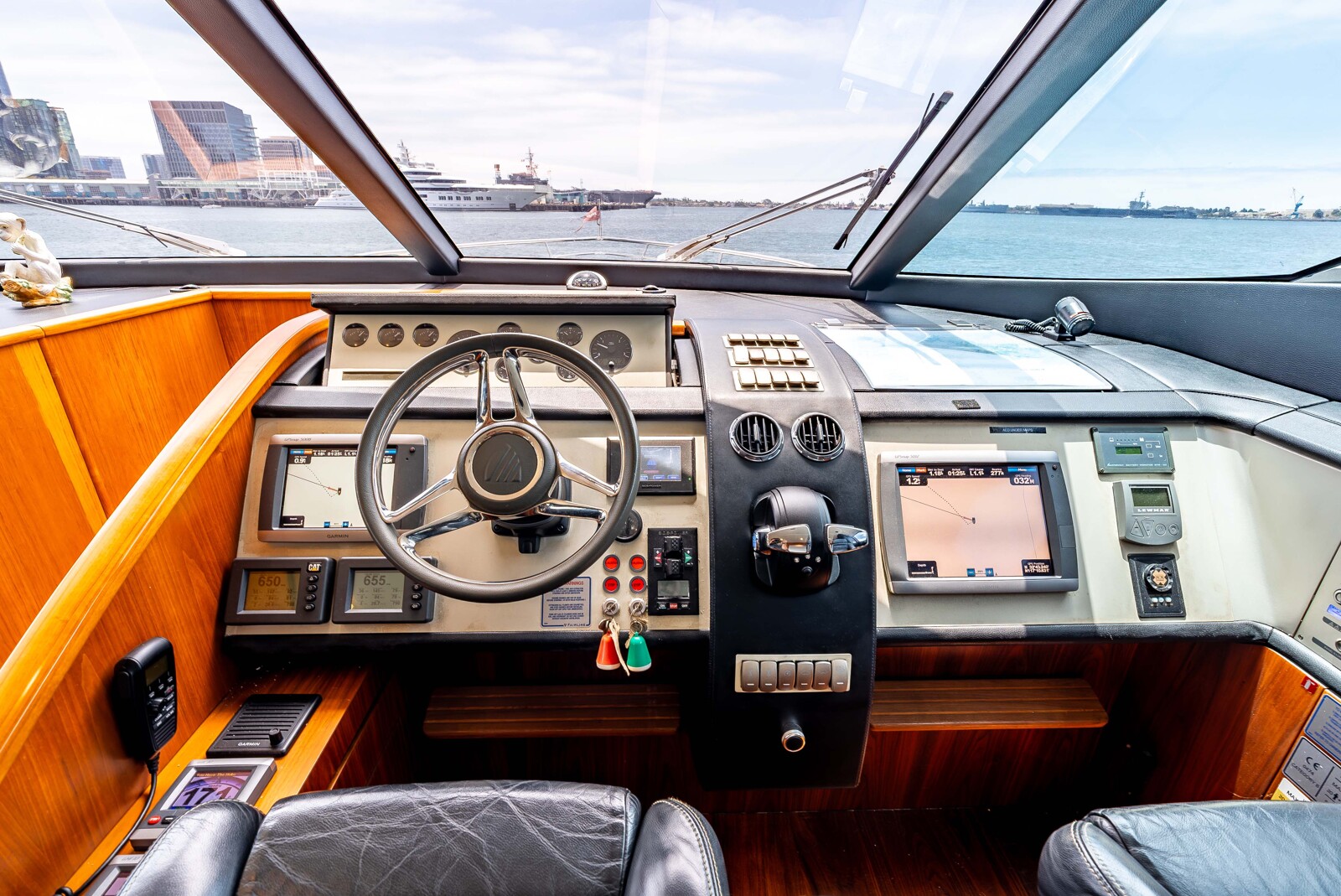 Lower helm station of Fairline Squadron 78 Sea Hammock
